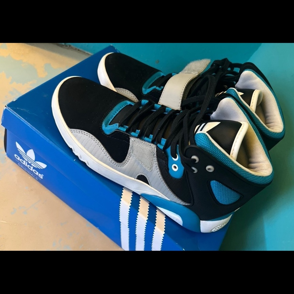 js roundhouse mid sneakers